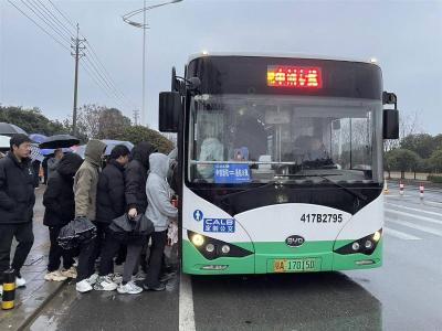 【热点关注】专线往哪开企业说了算 武汉公交定制专车再上新