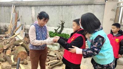 “小荷尖尖”志愿服务队：共募百家米　汇聚邻里情