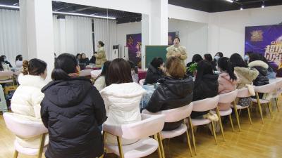 湖北南漳：白天上班 晚上“充电”　青年人才夜校火出圈   