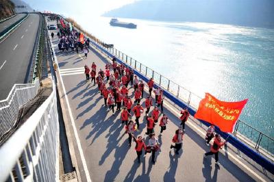 【热点关注】宜昌G348三峡公路通车 江畔千人奔跑迎新春
