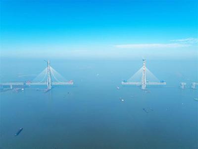 【热点关注】鄂产全球最大吨位桥面吊机投用常泰长江大桥