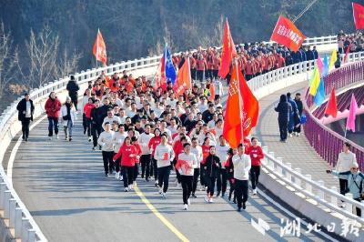 【热点关注】宜昌：G348三峡公路通车 江畔奔跑迎新春