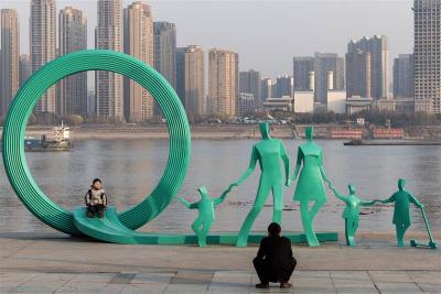 【热点关注】汉口江滩《美好未来》雕塑“一孩变三孩”
