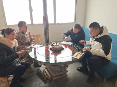 东巩镇“送书挂牌”彰显“光荣之家”