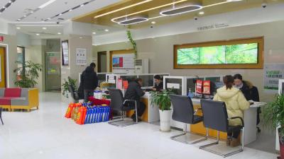 守好群众“钱袋子” 金融“活水”润民企  
