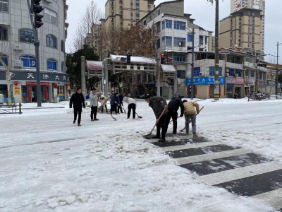 县住建局除冰扫雪保畅通