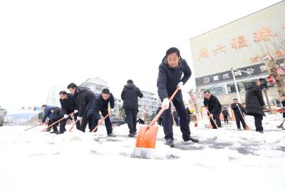 以雪为令　罗兴斌带领党员干部参与扫雪除冰志愿行动 
