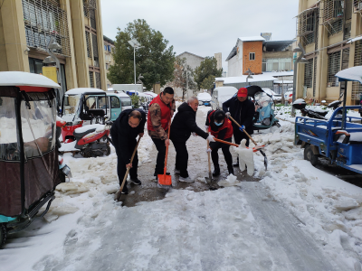 县公路中心党员干部扫雪除冰忙