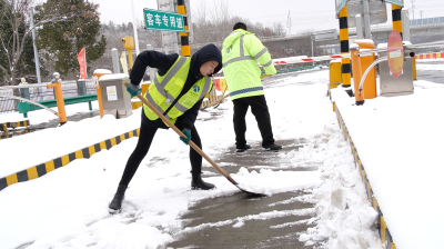 低温雨雪冰冻天气持续我县多部门联动积极应对 
