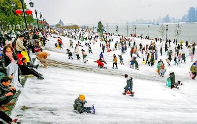 【热点关注】市民用上锅碗瓢盆体验滑雪乐趣 业内人士：游玩时不能一味寻刺激，要注意安全