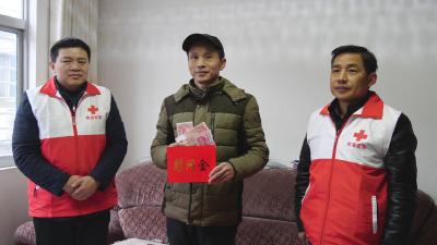 县红十字会：铭记大爱传温暖 新春祝福送到家