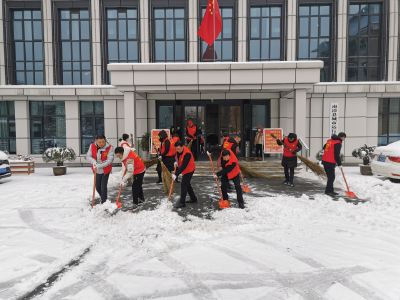 县城运中心铲雪除冰拓宽“平安路”