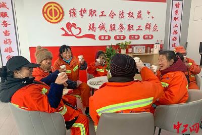 襄阳市总工会慰问风雪中的一线职工 