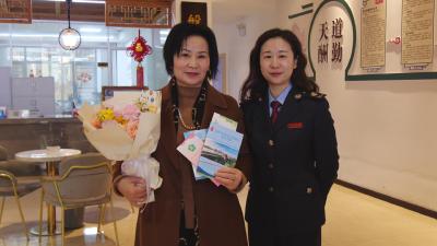 县税务局组织开展庆祝“三八”妇女节献花祝福活动      