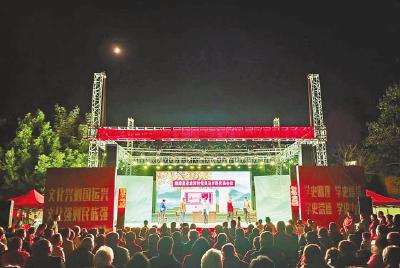 南漳县文工团上演“好戏”闯市场