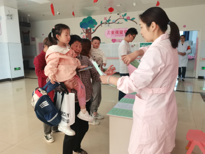 县妇幼保健院开展儿童预防接种日宣传活动