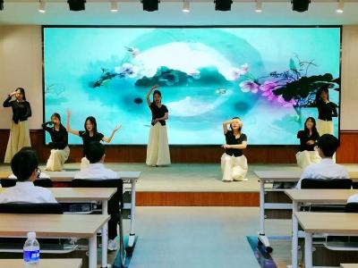校企携手　“红五月”艺术节青春飞扬