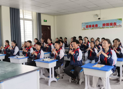 歌声传情 童心献爱 ——城关镇沐浴中心小学六年级英语课献曲母亲节
