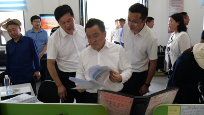 县领导调研基层治理体系框架试点工作