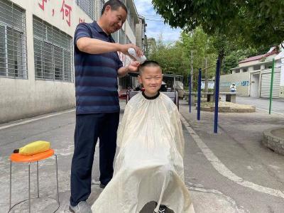 长坪小学：教师爱心理发 情暖留守儿童