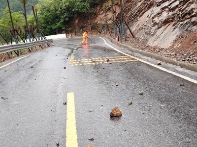 湖北南漳：“五一”假期不停歇 公路养护守平安
