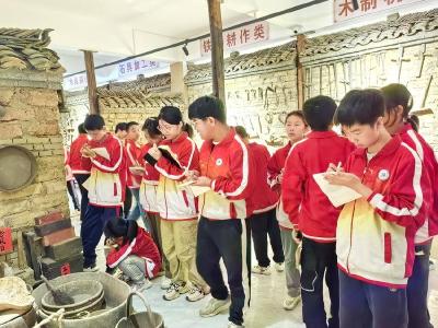 肖堰中学：参观农耕馆 探寻家乡美
