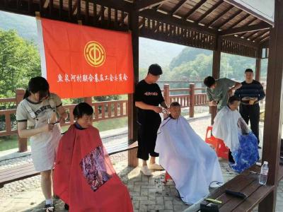 ​工会理发送服务 志愿助老显真情