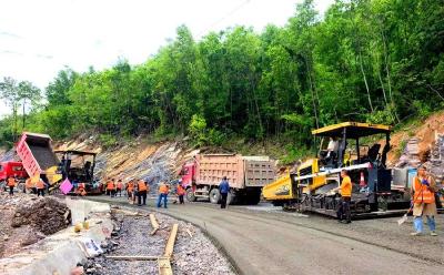 南漳抽水蓄能项目上库区进场公路水稳摊铺完成
