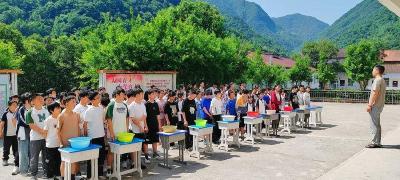 李庙中学：闭气体验，预防溺水