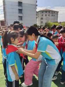 ​九集小学举行“红领巾爱祖国”主题队会