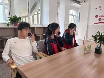 县第二中学：开设亲情连线　感恩伟大母爱