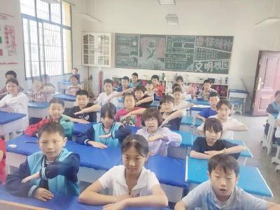 ​课前课桌舞 活力助课堂