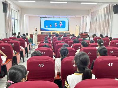 东关小学举办女生青春期健康讲座