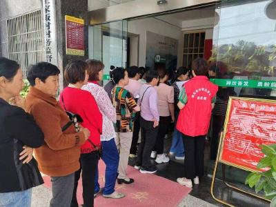 ​东巩镇:免费筛查进村居 情暖村民送健康
