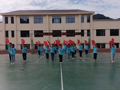 县税务局“庆六一迎端午”活动走进闫坪中学