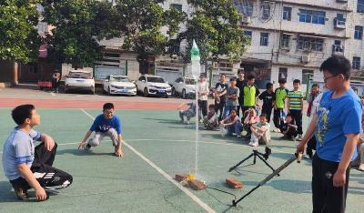 安集小学：放飞水火箭，点燃科技梦