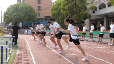 田径场上留“妙影” 少年追梦正当时