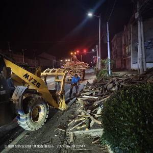 南漳公路人深夜清障保畅通