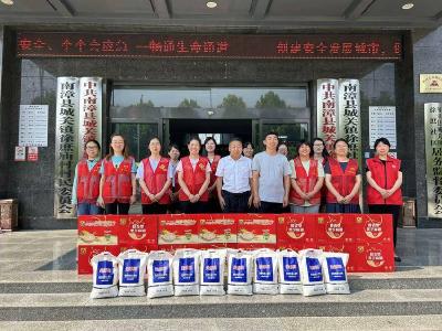 ​徐庶社区：端午送温暖　爱心传真情