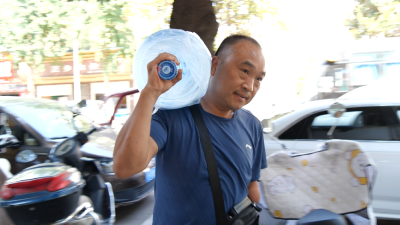 独臂送水 清凉满城              