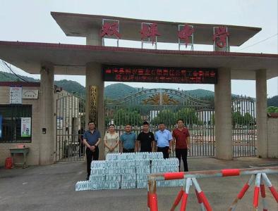 东巩镇：企业捐赠矿泉水 助力中考送清凉