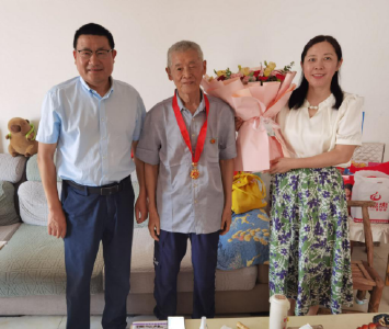 ​县档案馆为老党员颁发“光荣在党50年”纪念章