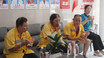 湖北南漳：小小驿站有“凉”方   撑起户外劳动者“遮阳伞”