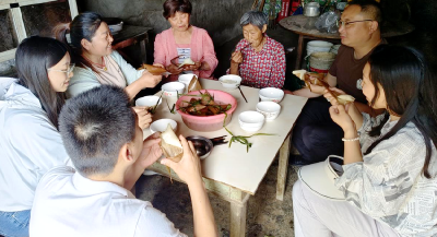 南漳交通：情系留守老人 共度端午佳节