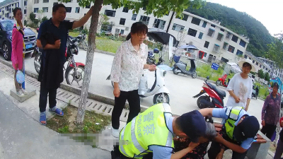 湖北南漳：七旬老人当街晕倒    民辅警暖心救助