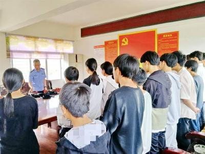 双坪中学开展警校联手假前谈话帮教“问题学生”