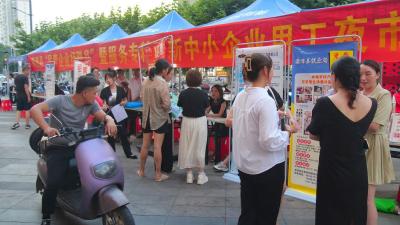招聘夜市“开张” 企业“挑灯”觅才          