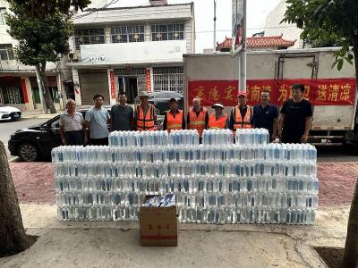 东巩镇：政协委员为环卫工人送清凉