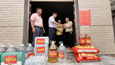 东巩镇：大火无情人有情 爱心帮扶渡难关