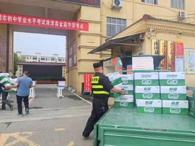暖心护航！保安、老师用担架抬受伤考生进考场